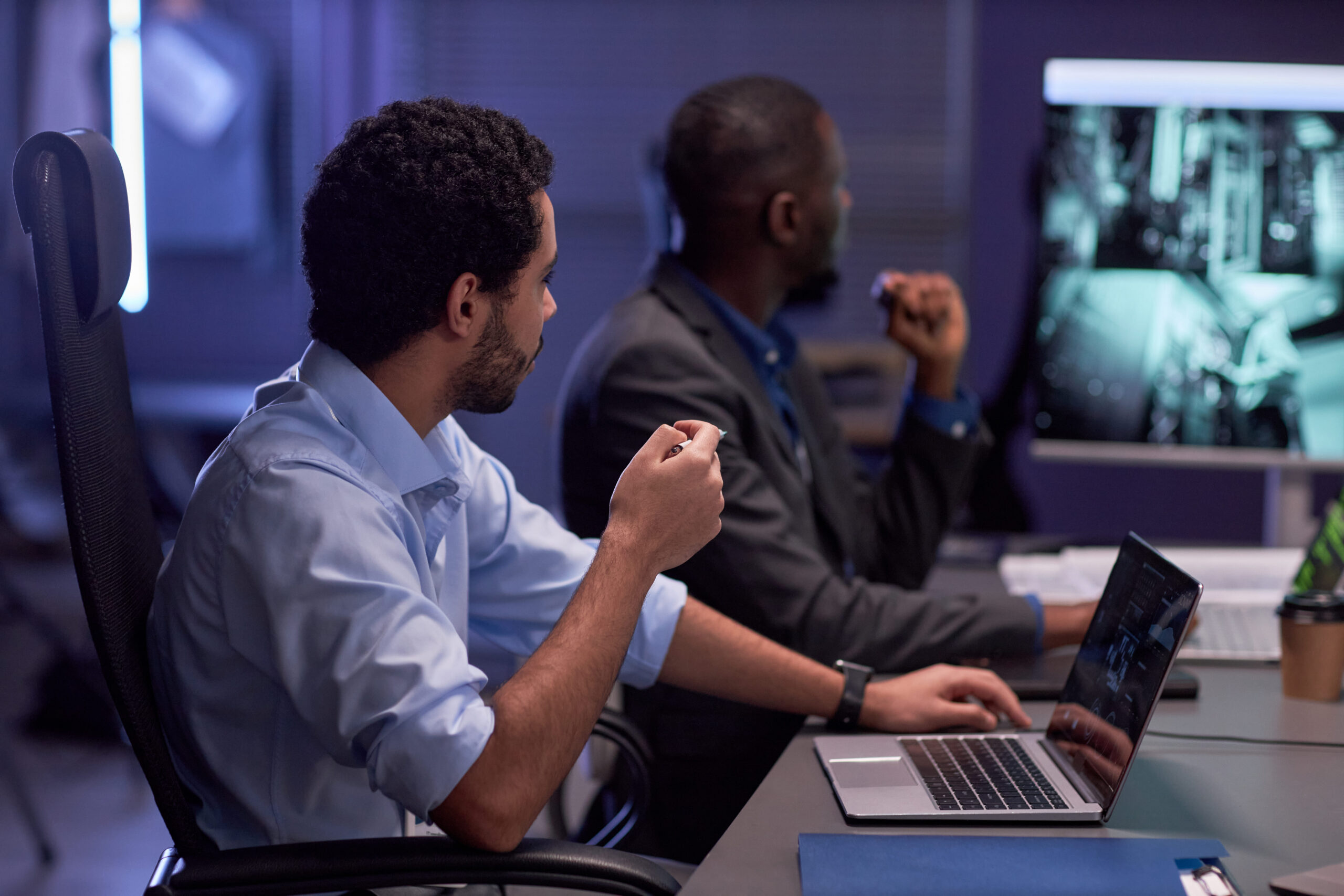 two-men-looking-at-screen-during-meeting-in-it-sec-2026-03-19-10-40-28-utc